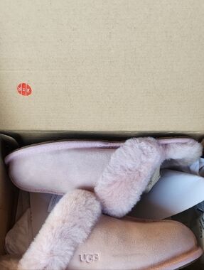 UGG Women’s Blush Pink Shearling Mule Slippers Like New Size 8